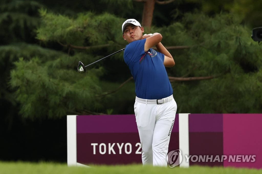 Caption: Si Woo Kim In Action On The Golf Course Background