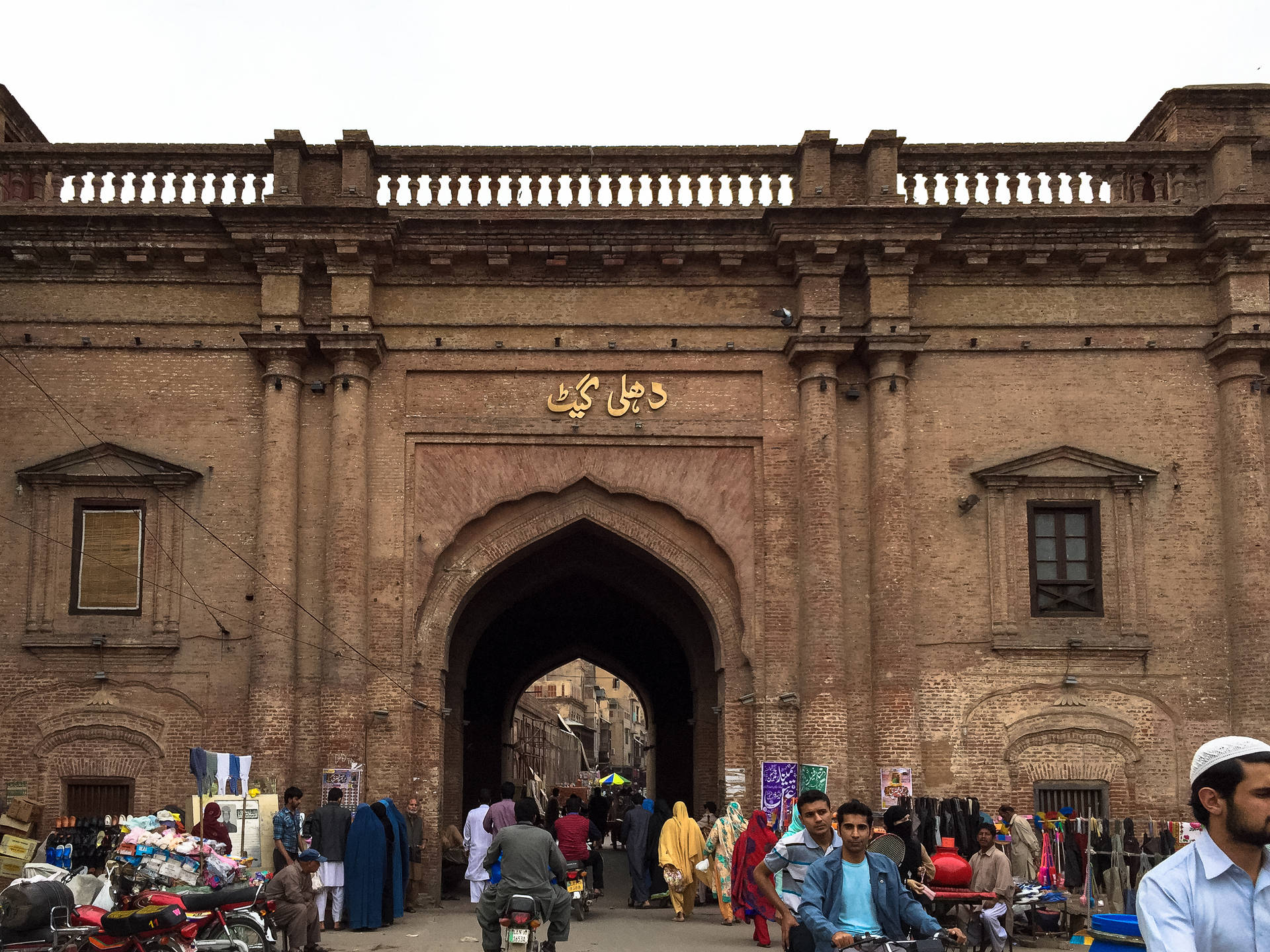 Caption: Sights And Wonders Of Lahore: Delhi Gate Background