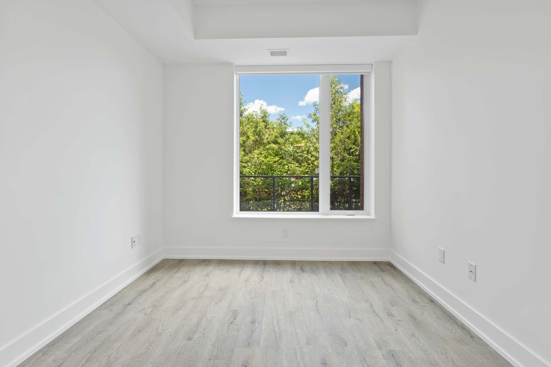 Caption: Simplistic Empty Room With Electrical Outlets