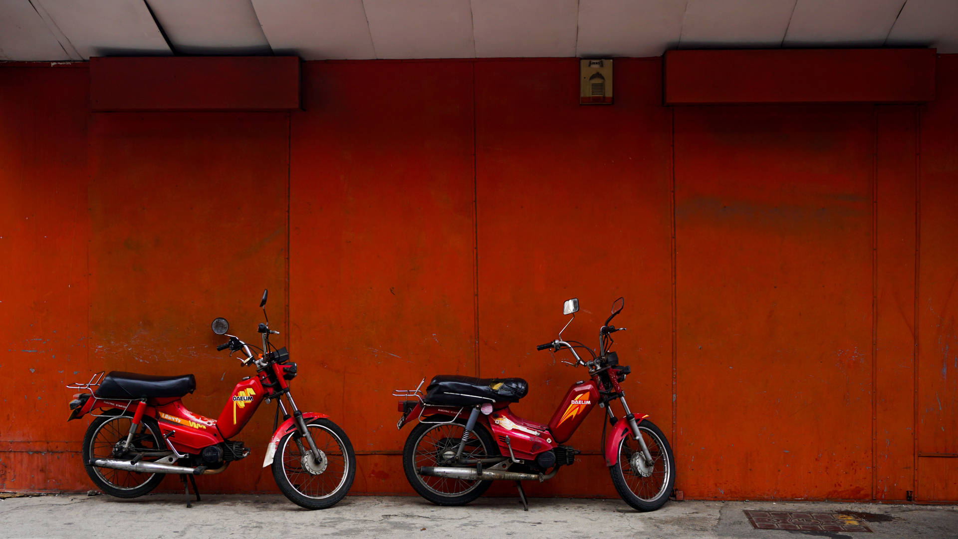 Caption: Sleek Red Bike In An Urban Setting