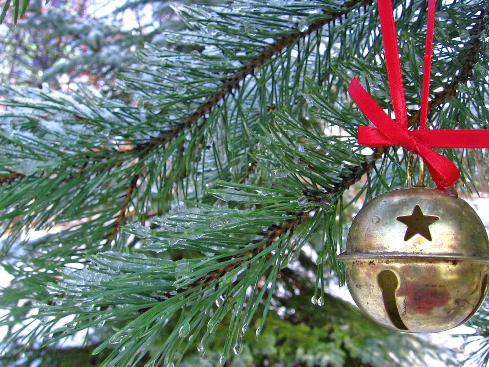 Caption: Sparkling Christmas Bell With Star Design