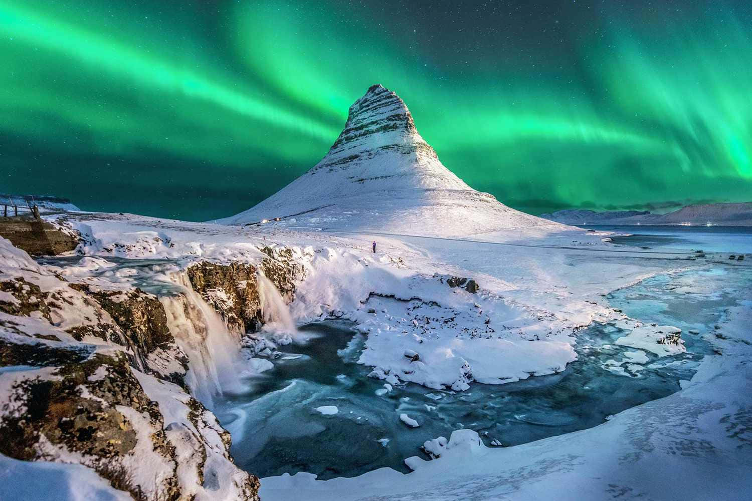 Caption: Stunning Aurora Borealis Lighting Up The Night Sky