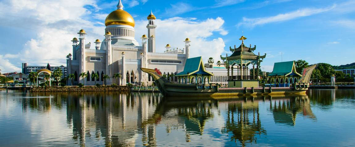 Caption: Stunning Panorama Of Sultan Omar Ali Saifuddin Mosque, Brunei