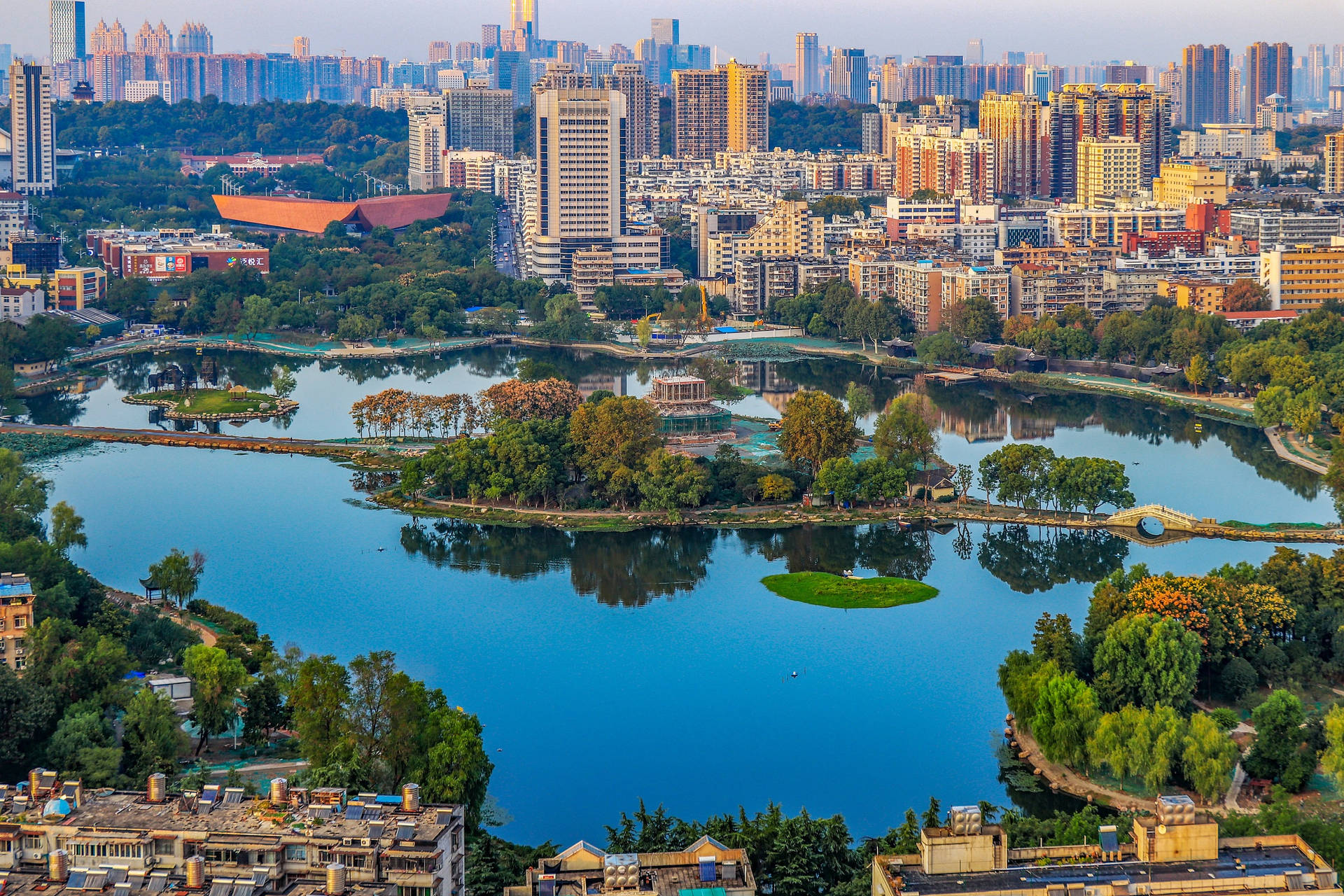 Caption: Stunning View Of Guangzhou Liwan Lake Park Background