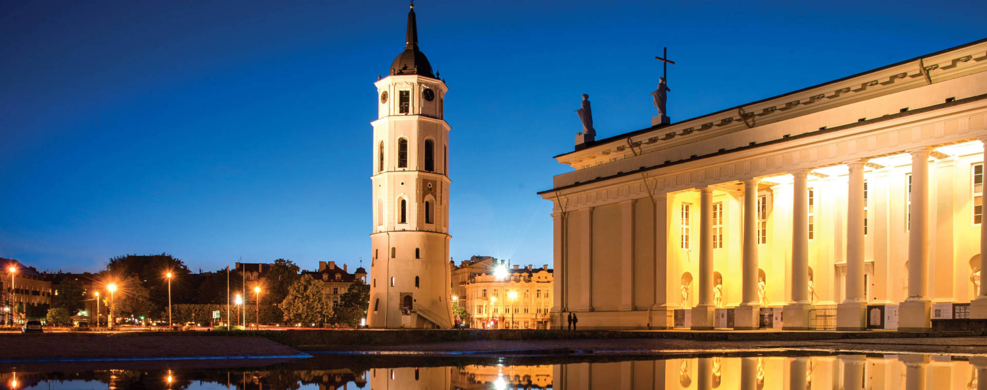 Caption: Stunning View Of Vilnius Cathedral Square At Dusk Background