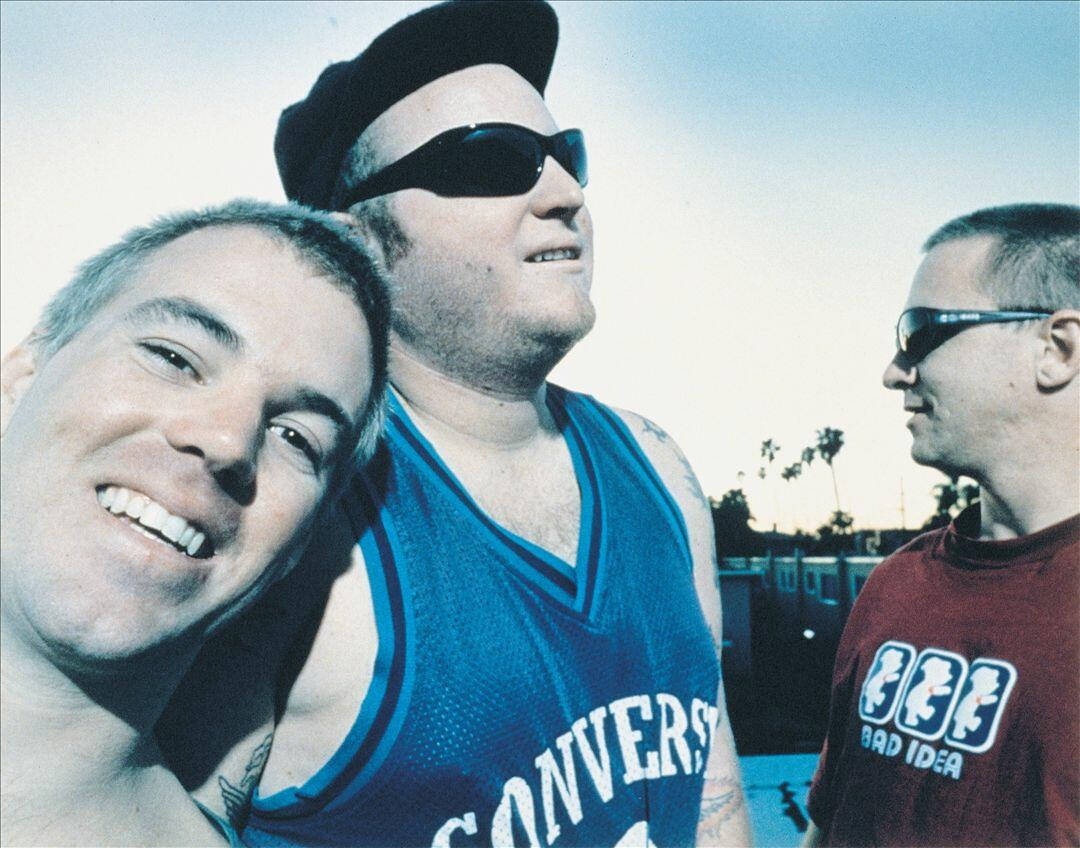 Caption: Sublime Band In A Blue Filtered Showcase Background