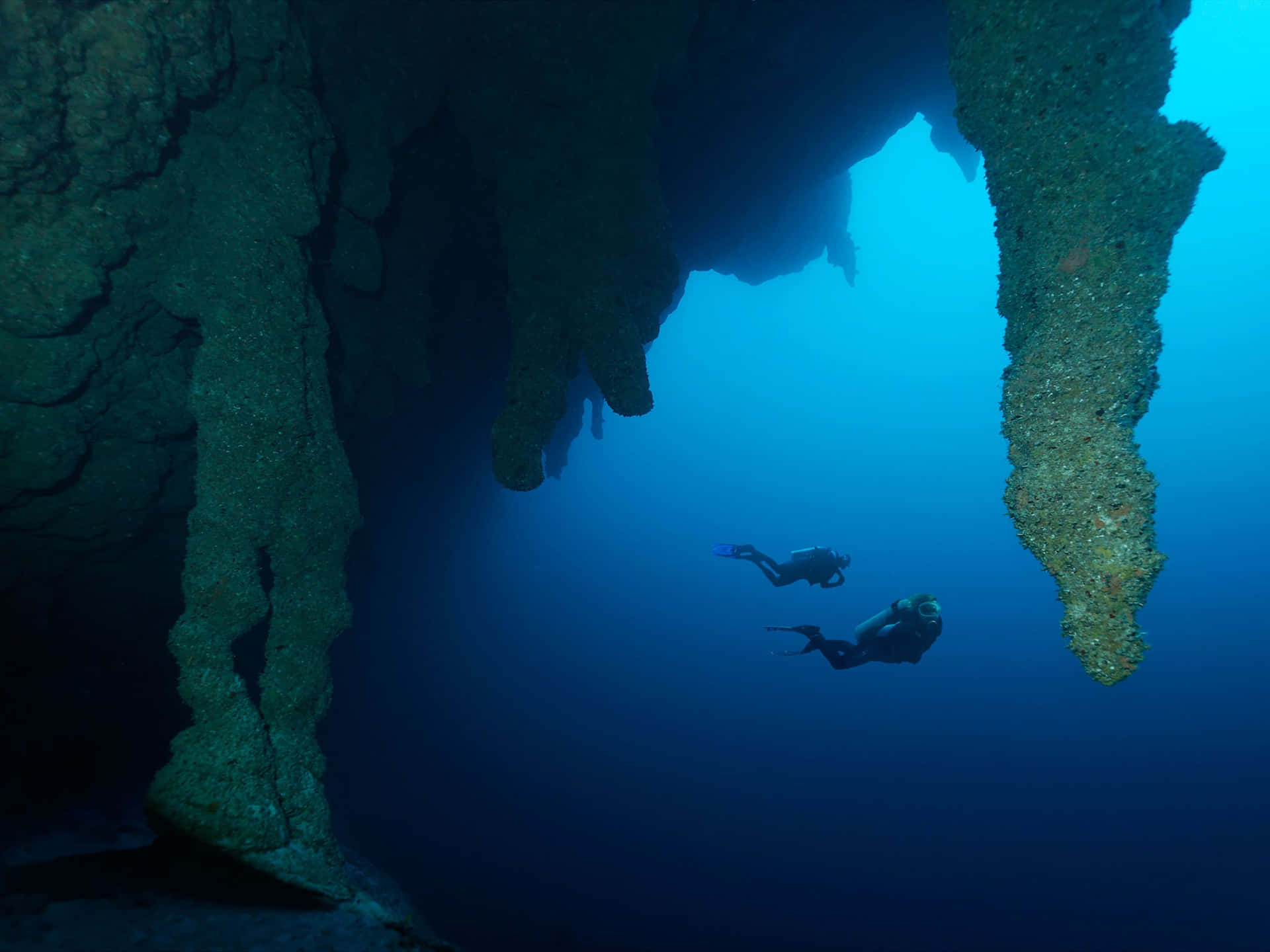 Caption: The Captivating Great Blue Hole In Belize - A Mesmerizing Creation Of Natural Underwater Formations. Background