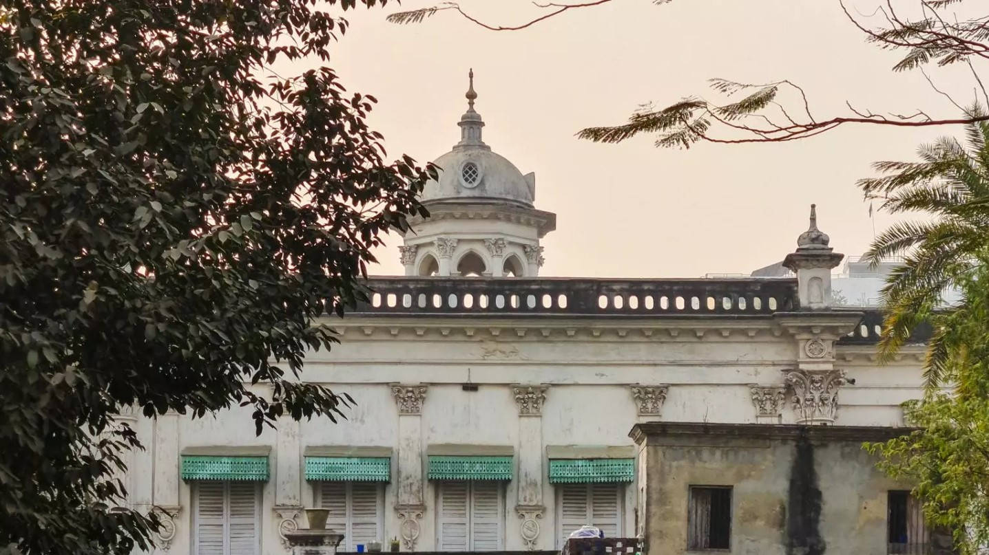 Caption: The Majestic And Historical Rose Garden Palace Of Dhaka Background