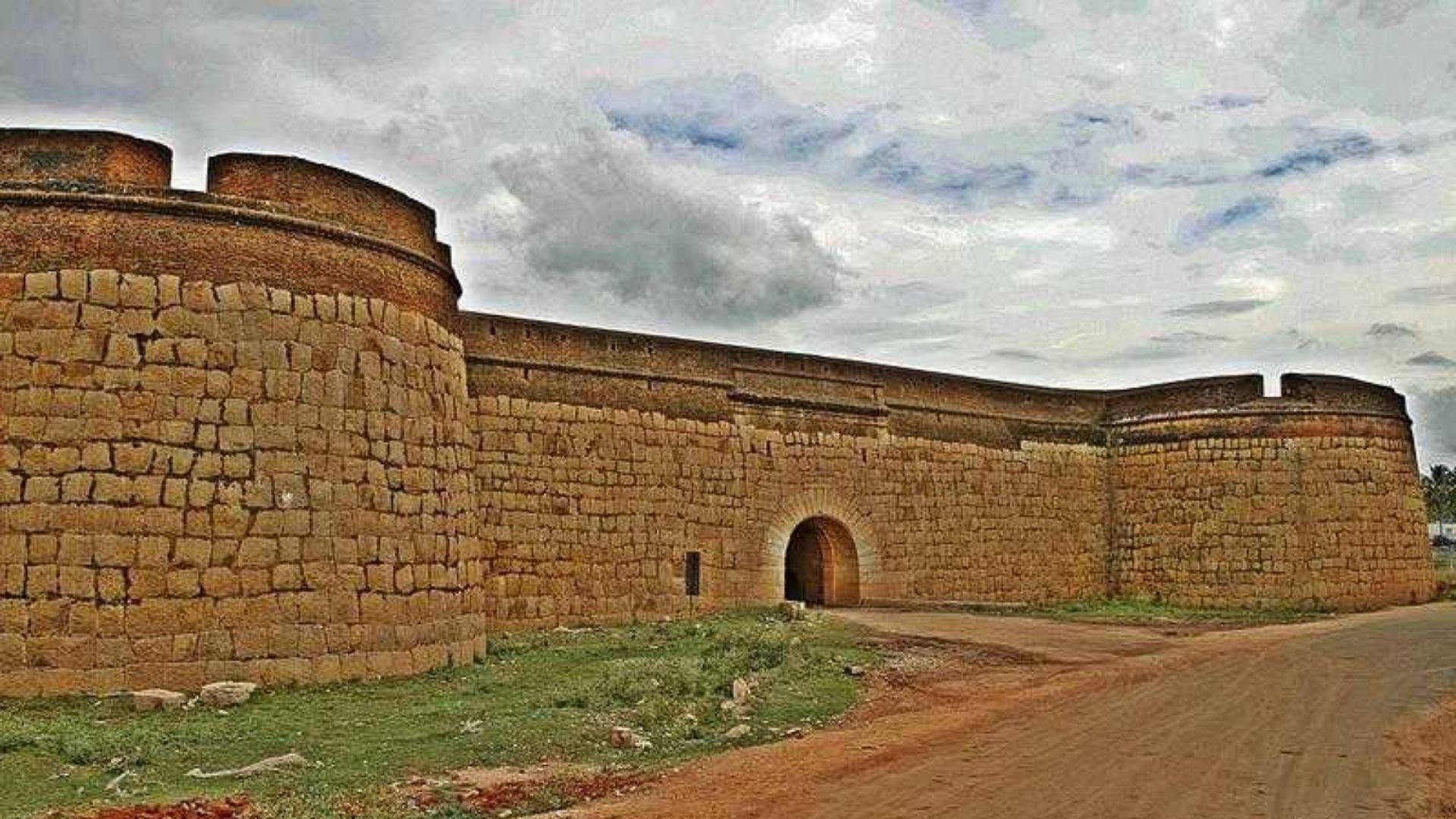 Caption: The Majestic Devanahalli Fort In Bangalore Background