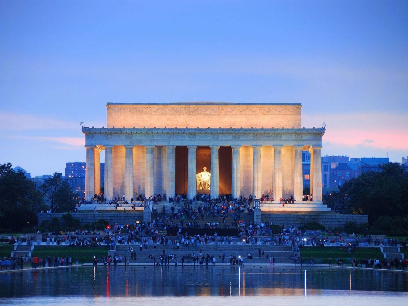 Caption: The Majestic Lincoln Memorial Under The Glowing Sky