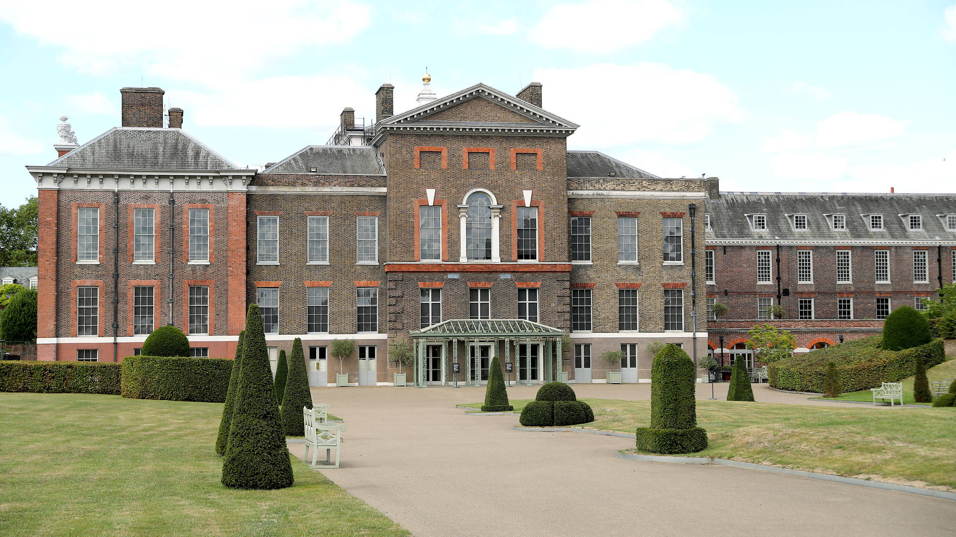 Caption: 'the Splendid Kensington Palace In Daylight' Background