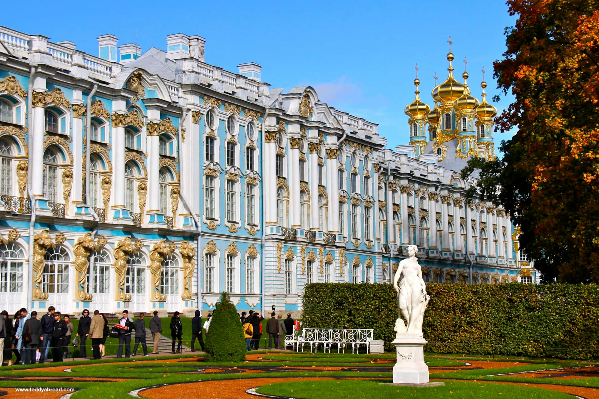 Caption: Tourists Queuing Outside The Majestic Catherine Palace In Russia Background