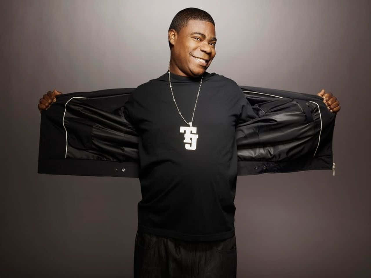 Caption: Tracy Morgan Striking A Confident Pose Background