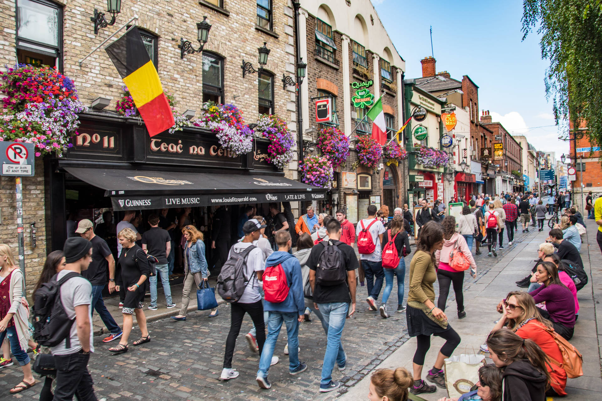 Caption: Vibrant Scene Of A Busy Street In Dublin