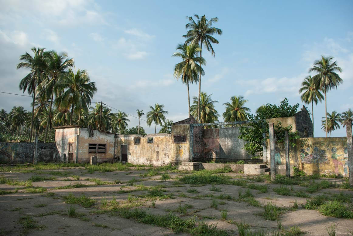 Caption: Vintage Architecture Of Sao Tome And Principe Background