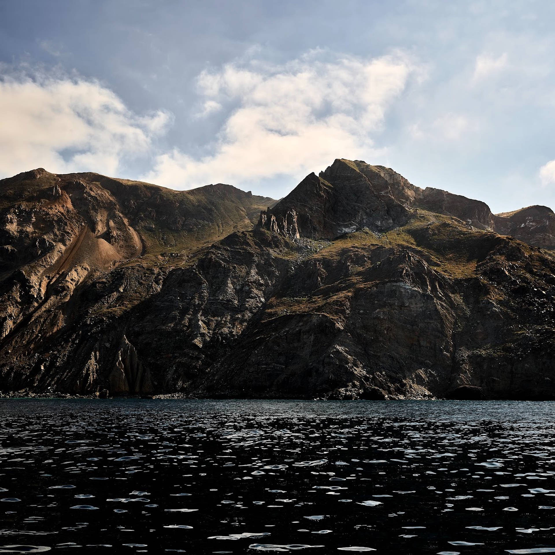 Captivating Catalina: Macos' Vibrant Landscape Background