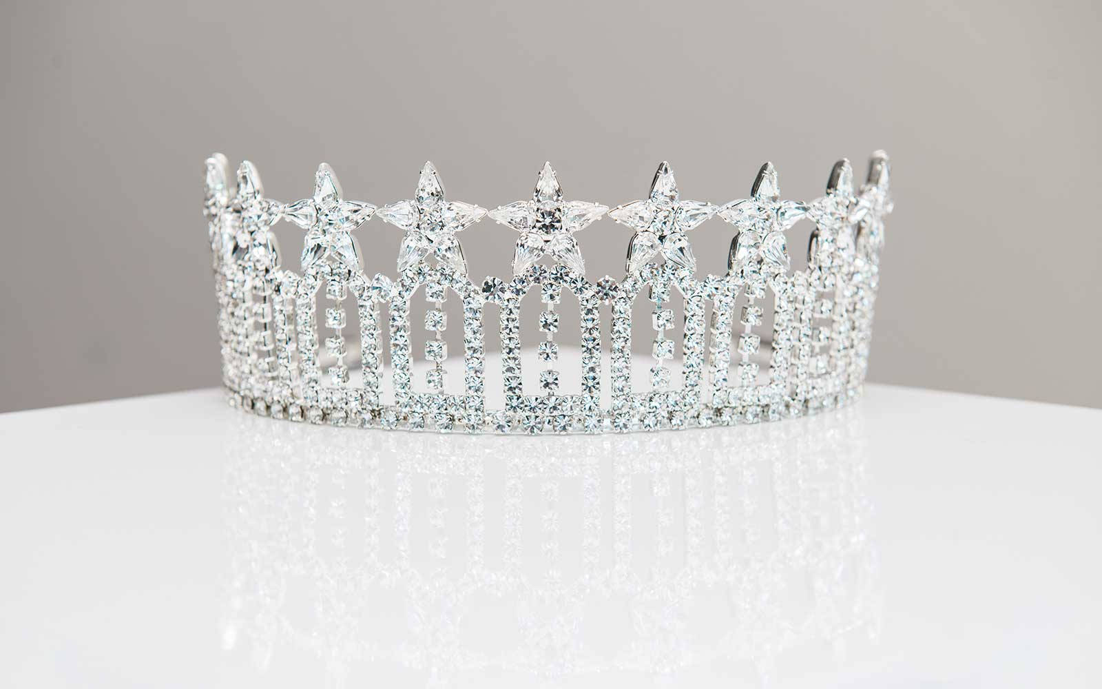 Captivating Elegance Of The Miss Usa State Crown Background