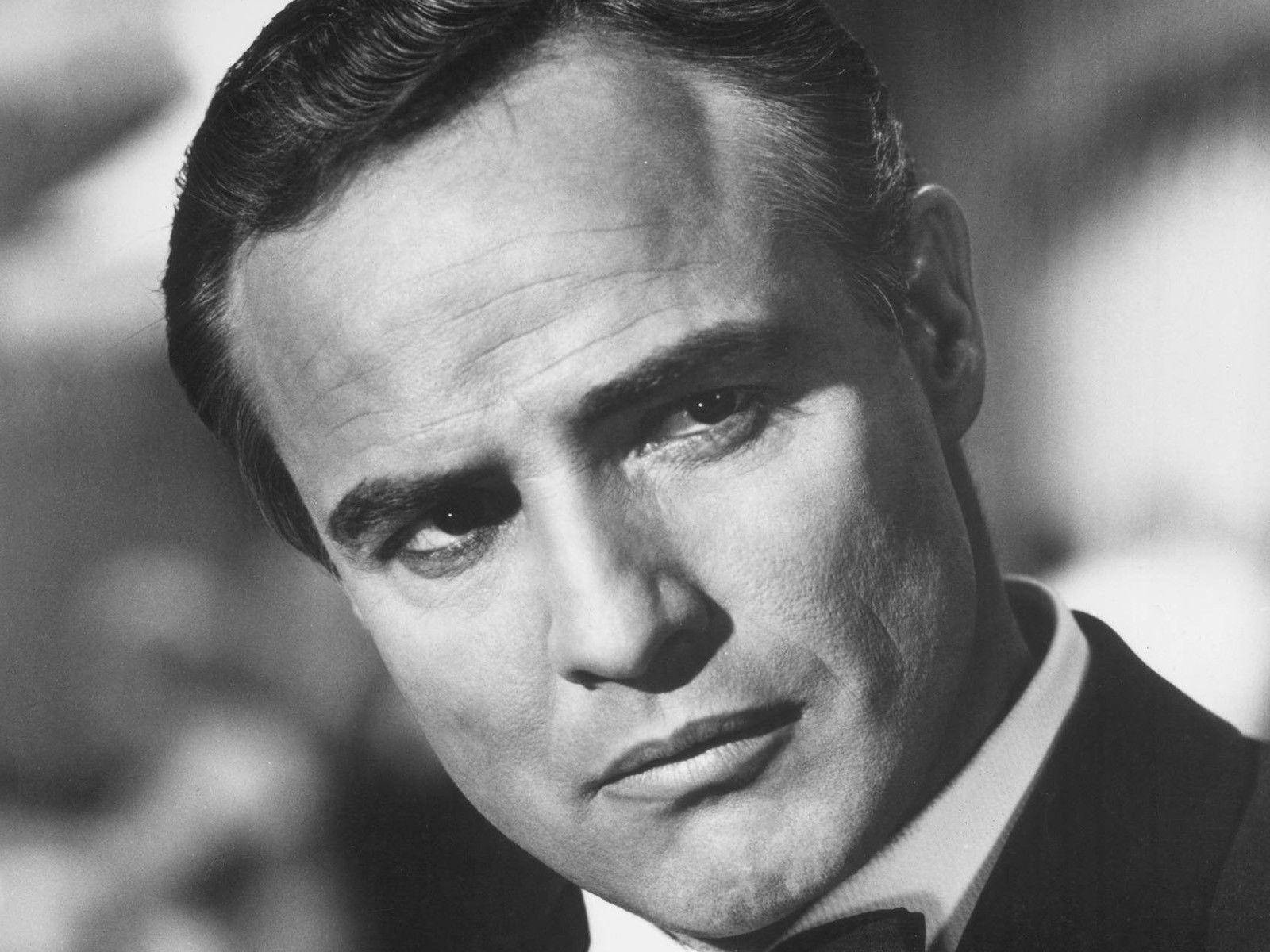 Captivating Gaze Of Middle-aged Marlon Brando Background