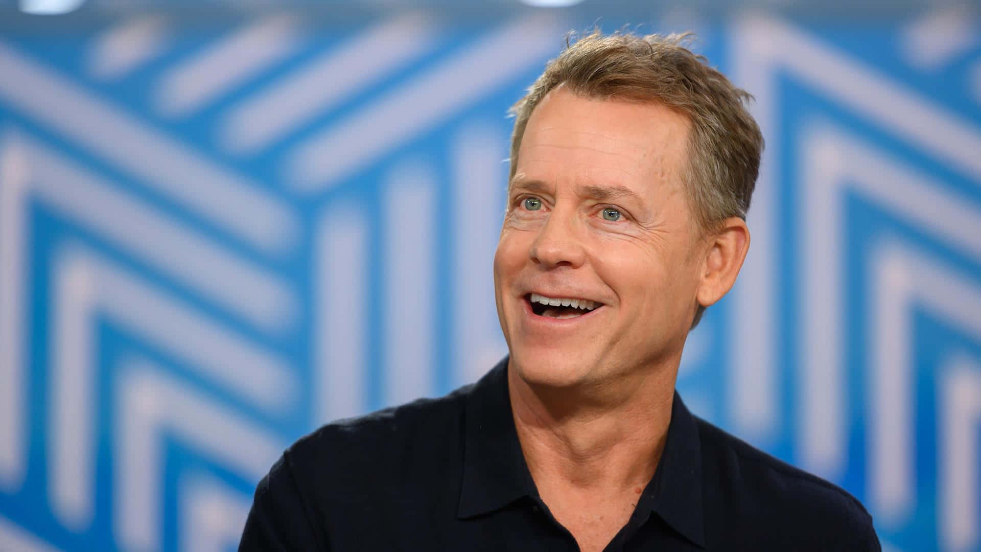 Captivating Glance Of Greg Kinnear Background