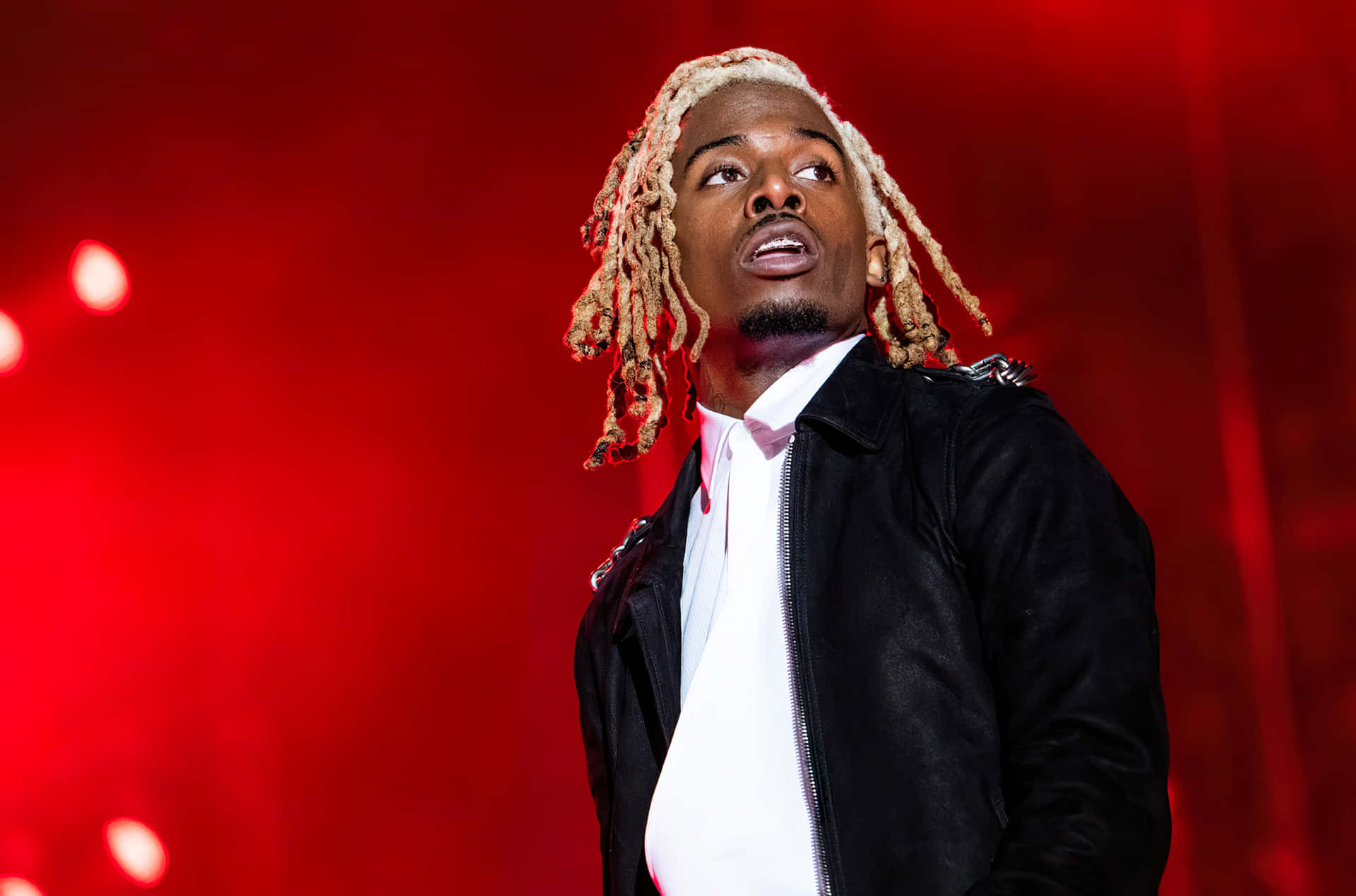 Captivating Image Of Carti With Blonde Dreadlocks Background