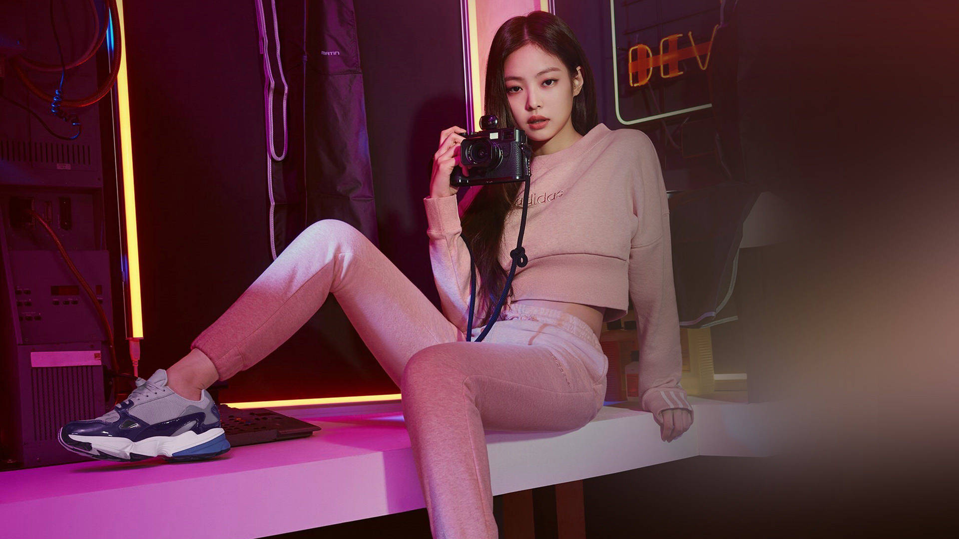 Captivating Jennie Kim In Chic Outfit Background