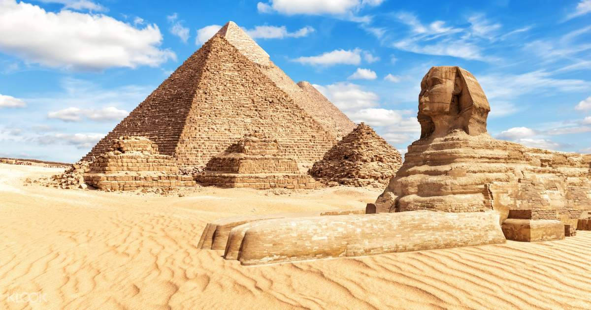 Captivating Landmarks Of Cairo: Historical Pyramids And Sphinx Background