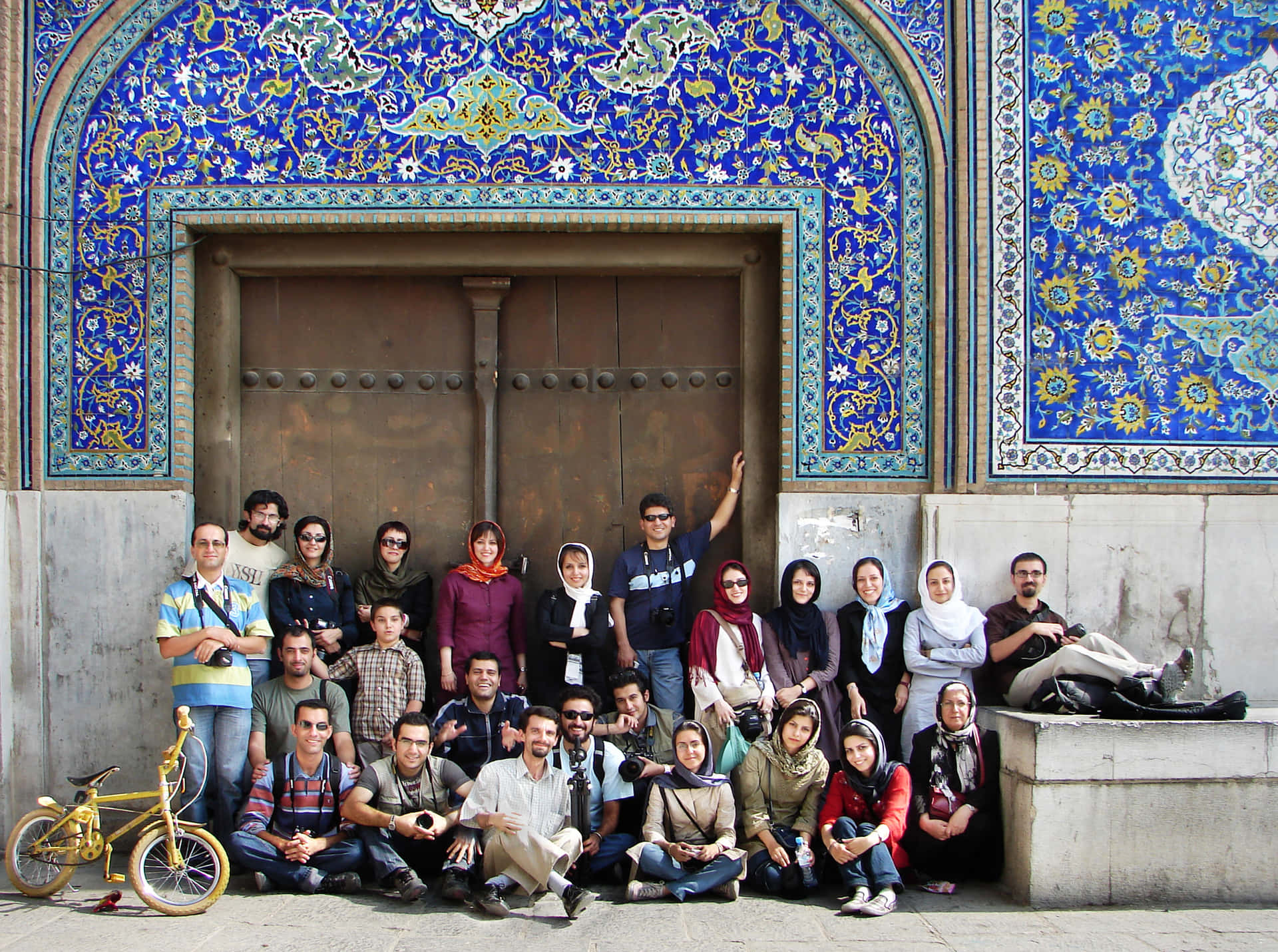 Captivating Life In Isfahan Background