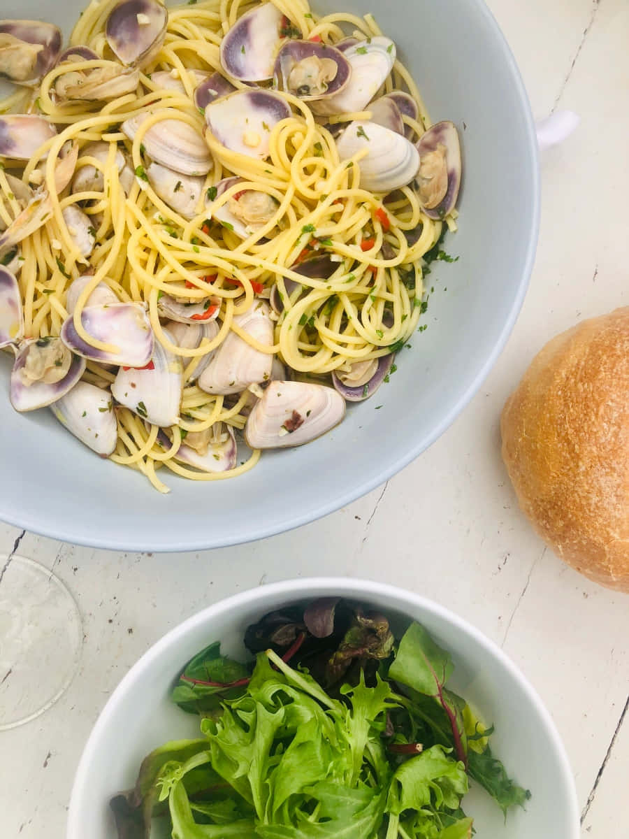 Captivating Plate Of Spaghetti Alla Vongole Background