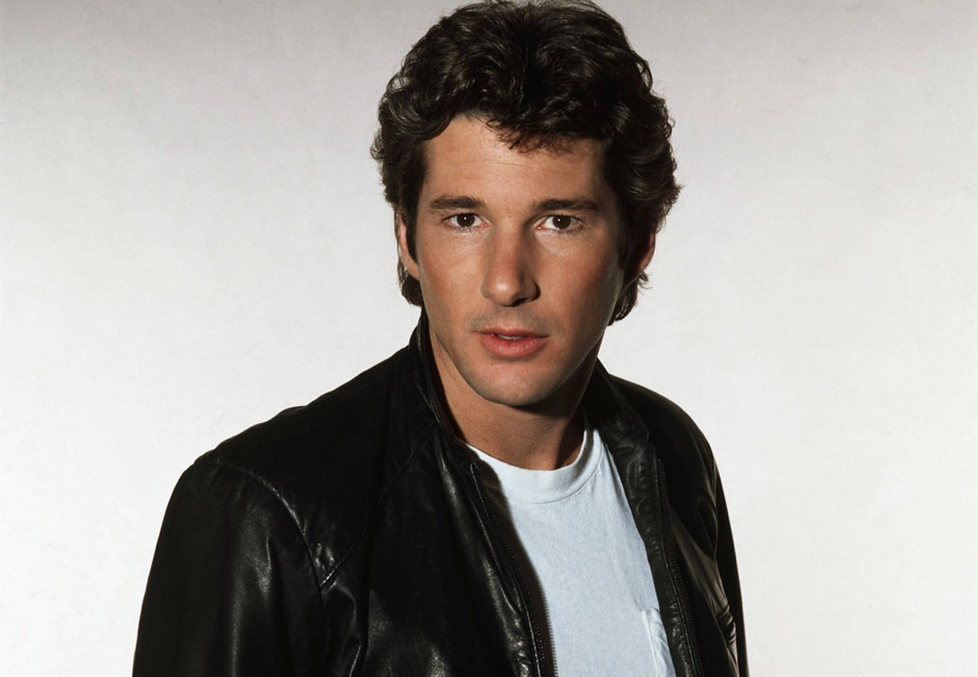 Captivating Portrait Of A Young Richard Gere Background