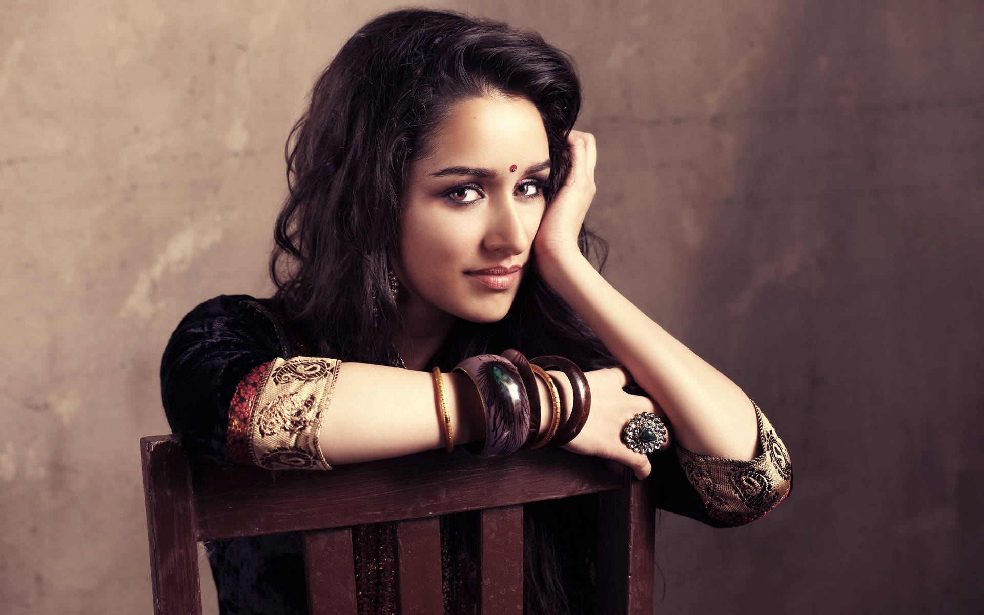 Captivating Portrait Of Bollywood Actress Shraddha Kapoor Background