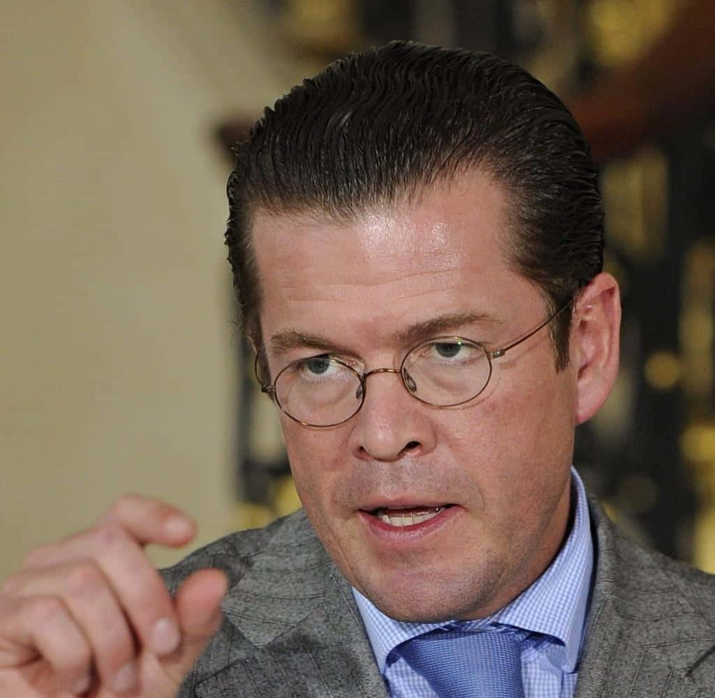 Captivating Portrait Of Steve Guttenberg Background