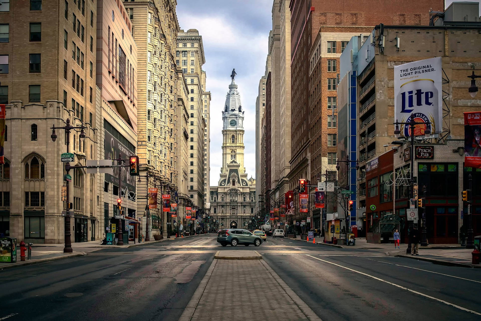 Captivating Skyline Of Philadelphia City Chambers Background