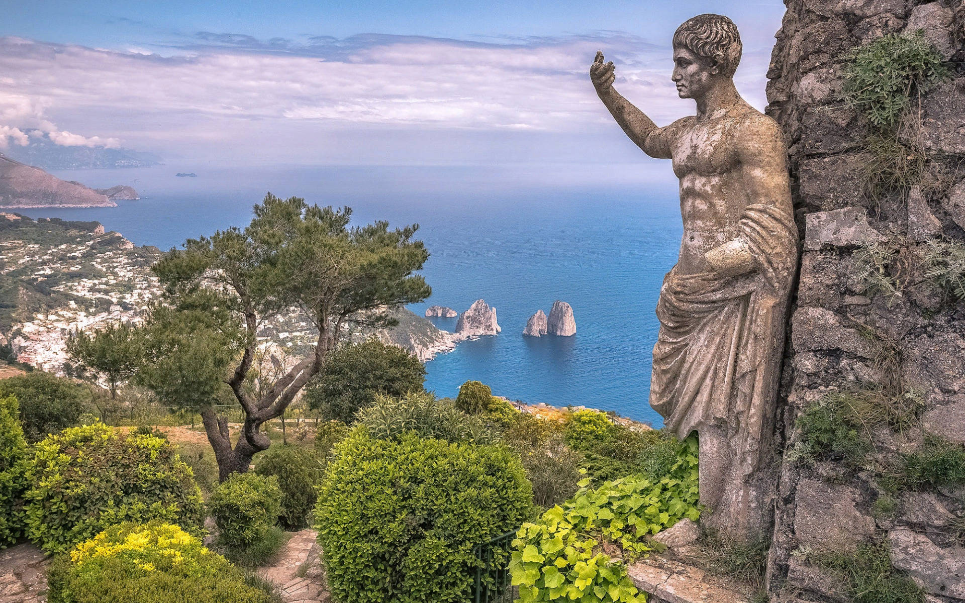 Captivating Statue In Capri Italy Background