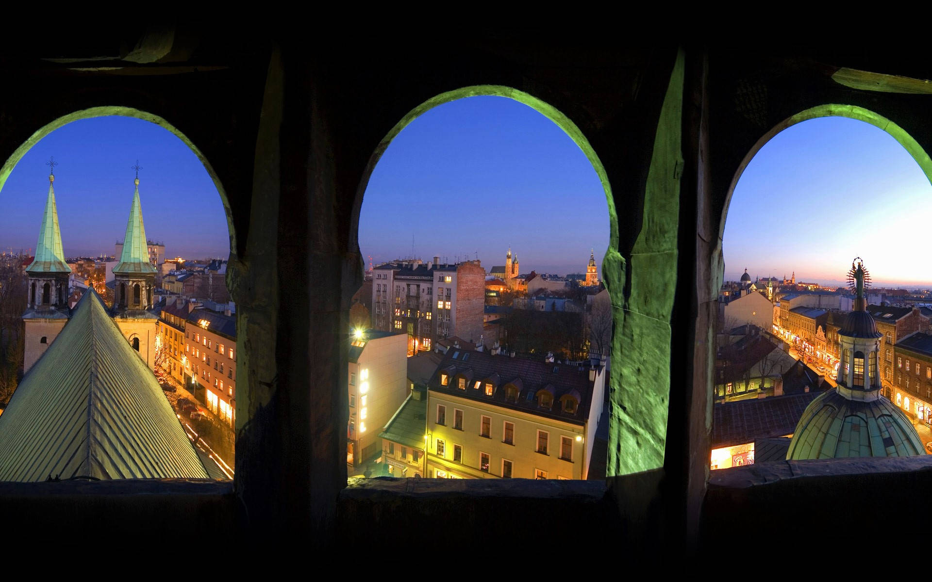 Captivating Sunset Over Krakow's Wawel Castle Background