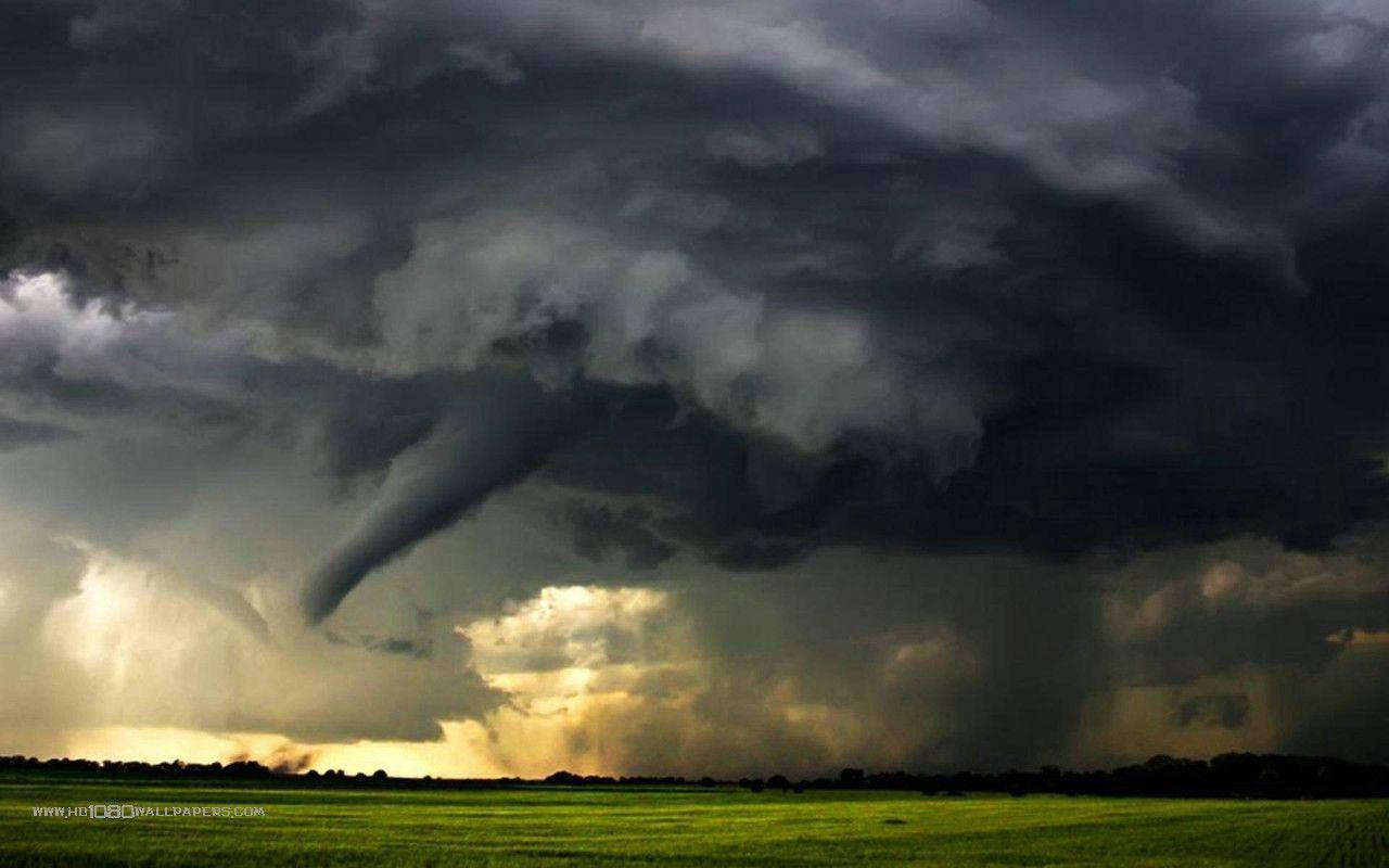 Captivating Thunderstorm Over The Open Ocean Background