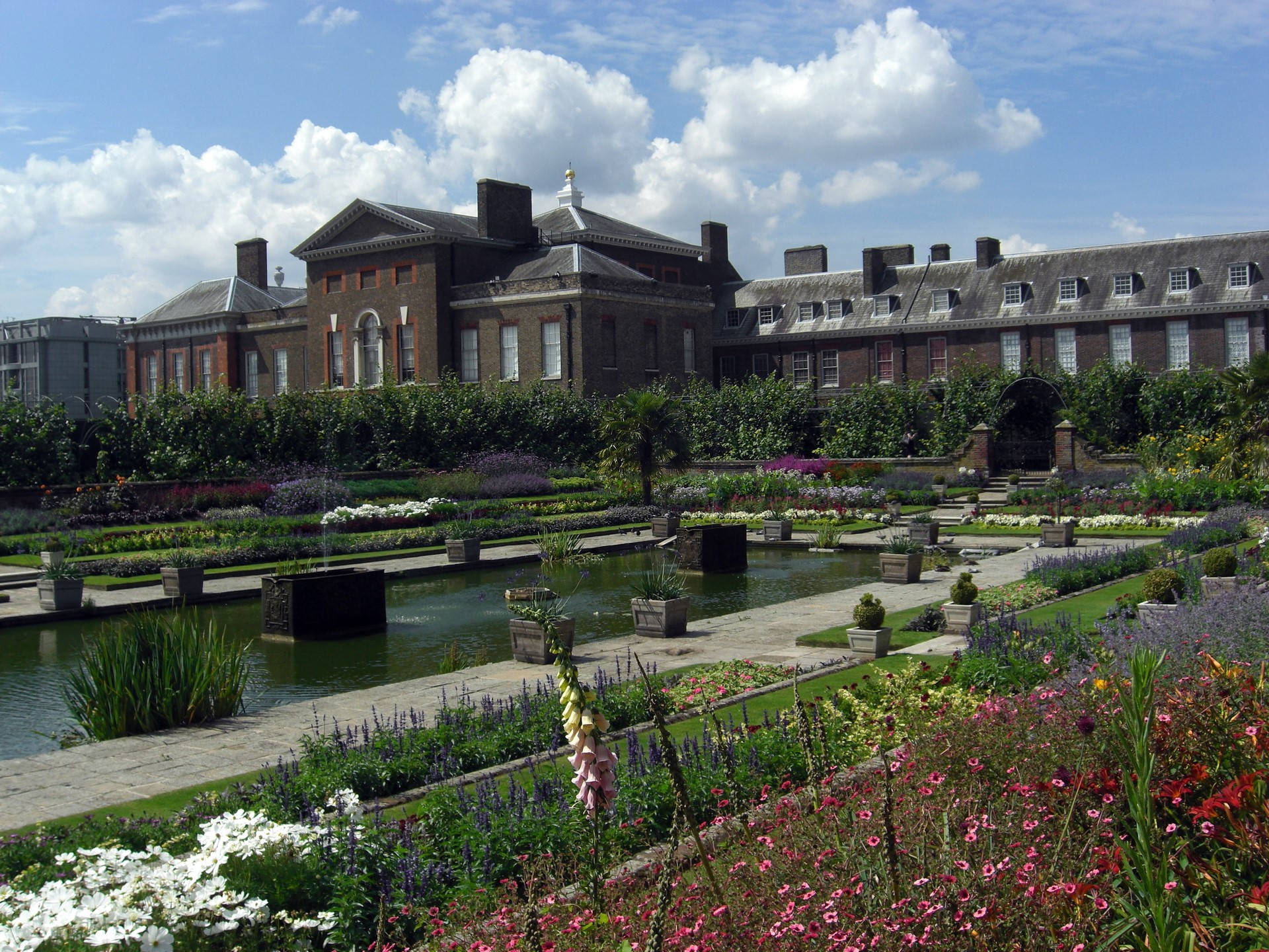 Captivating View Of Kensington Palace Garden Fountain Background