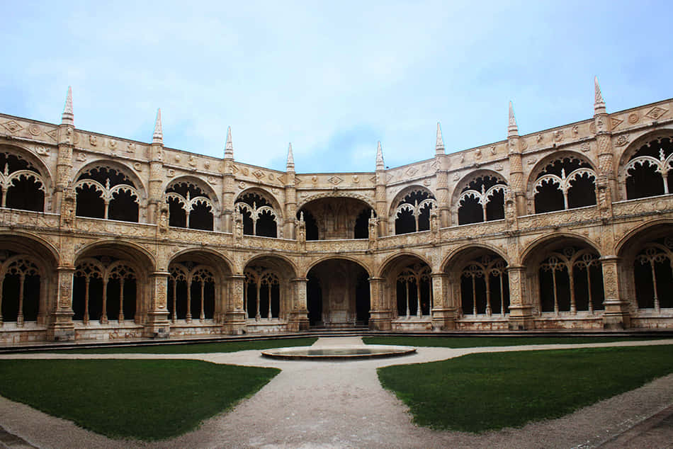 Captivating View Of Mosteiro Dos Jeronimos Courtyard Background
