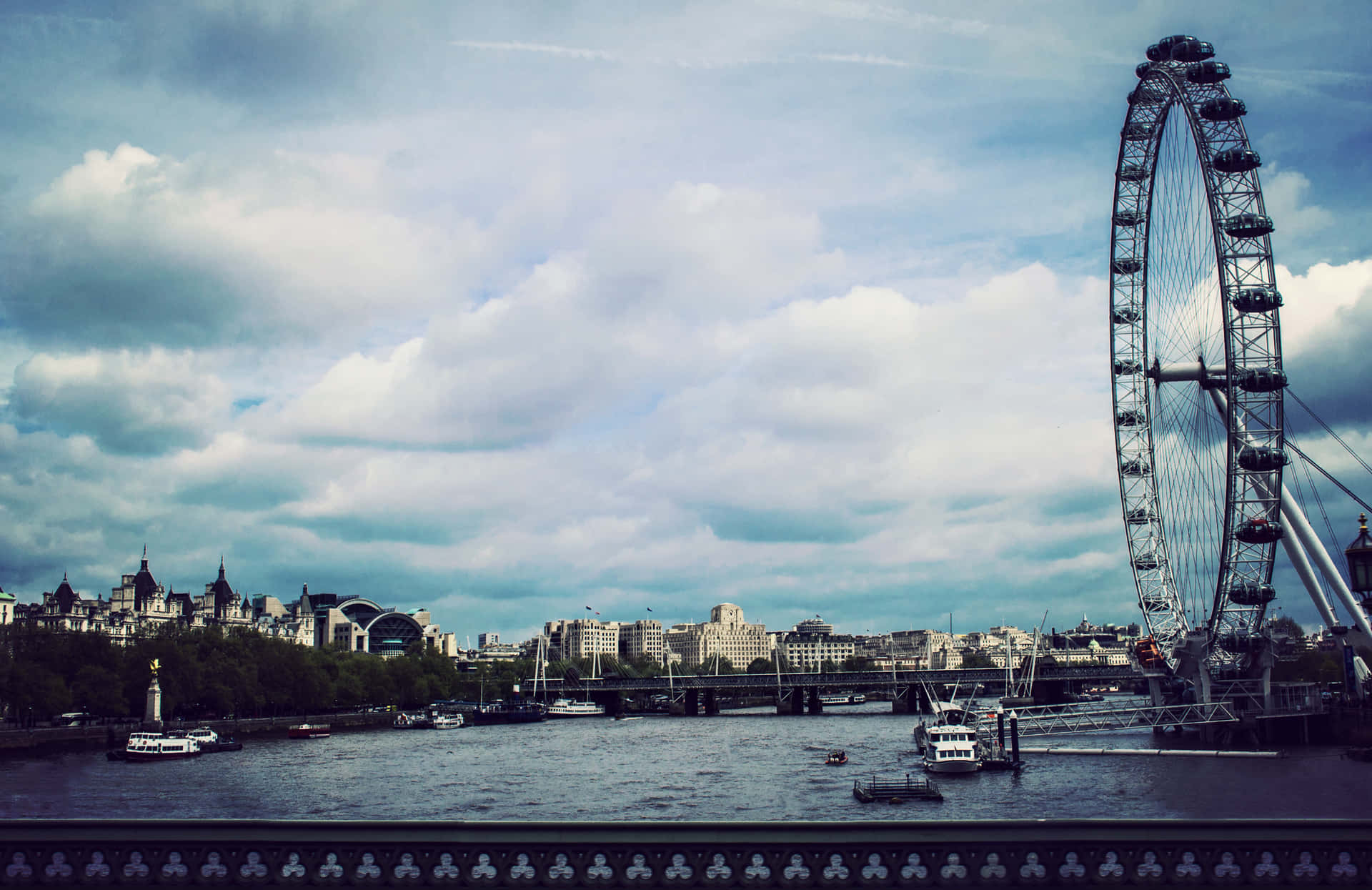 Captivating View Of The London Eye Background