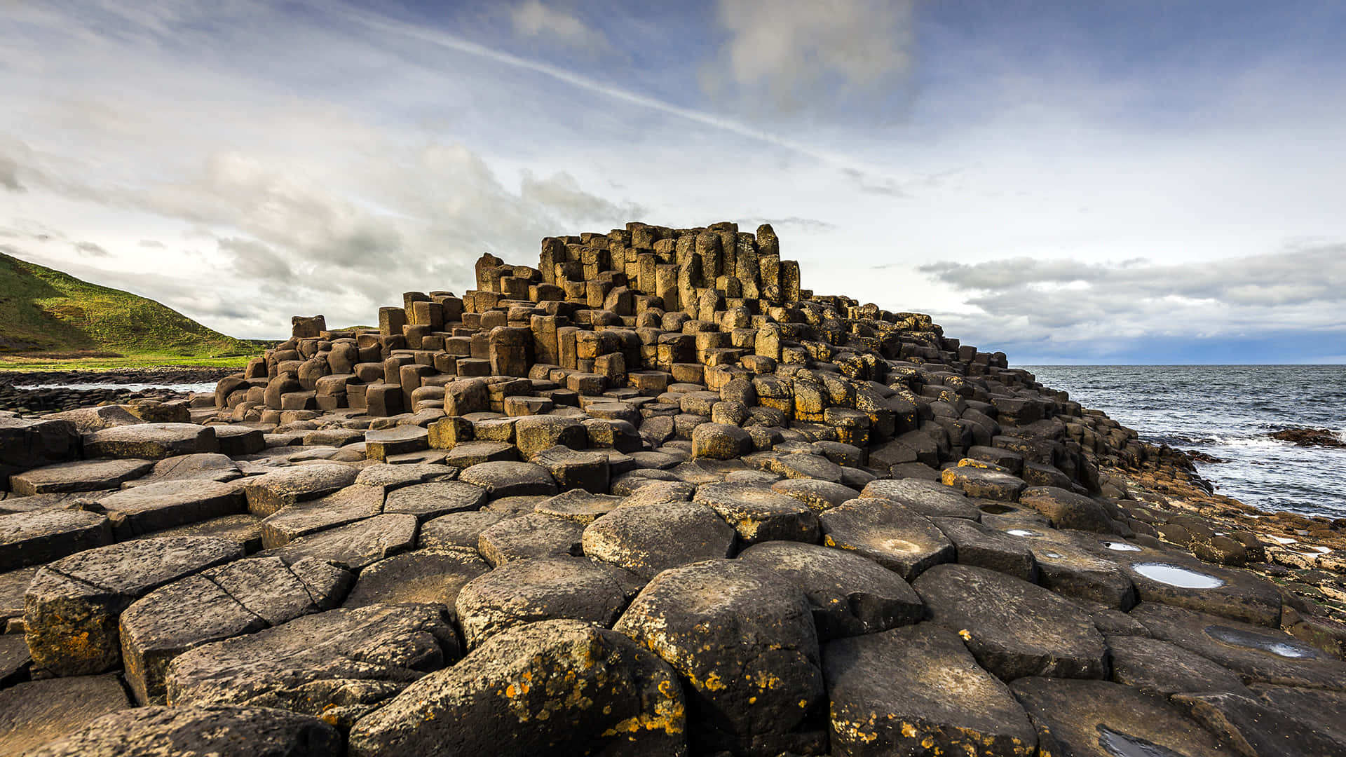 Captivating View Of The Majestic Giant's Causeway Background