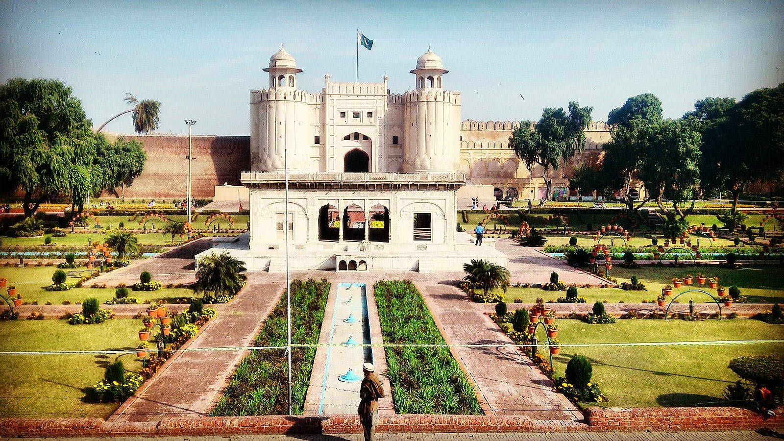 Captivating View Of The Majestic Lahore Fort Background