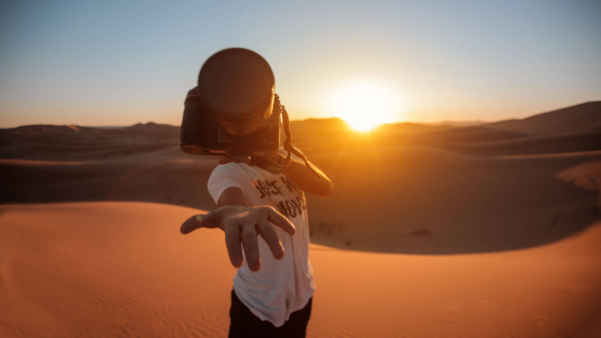 Capture The Desert Sun Background