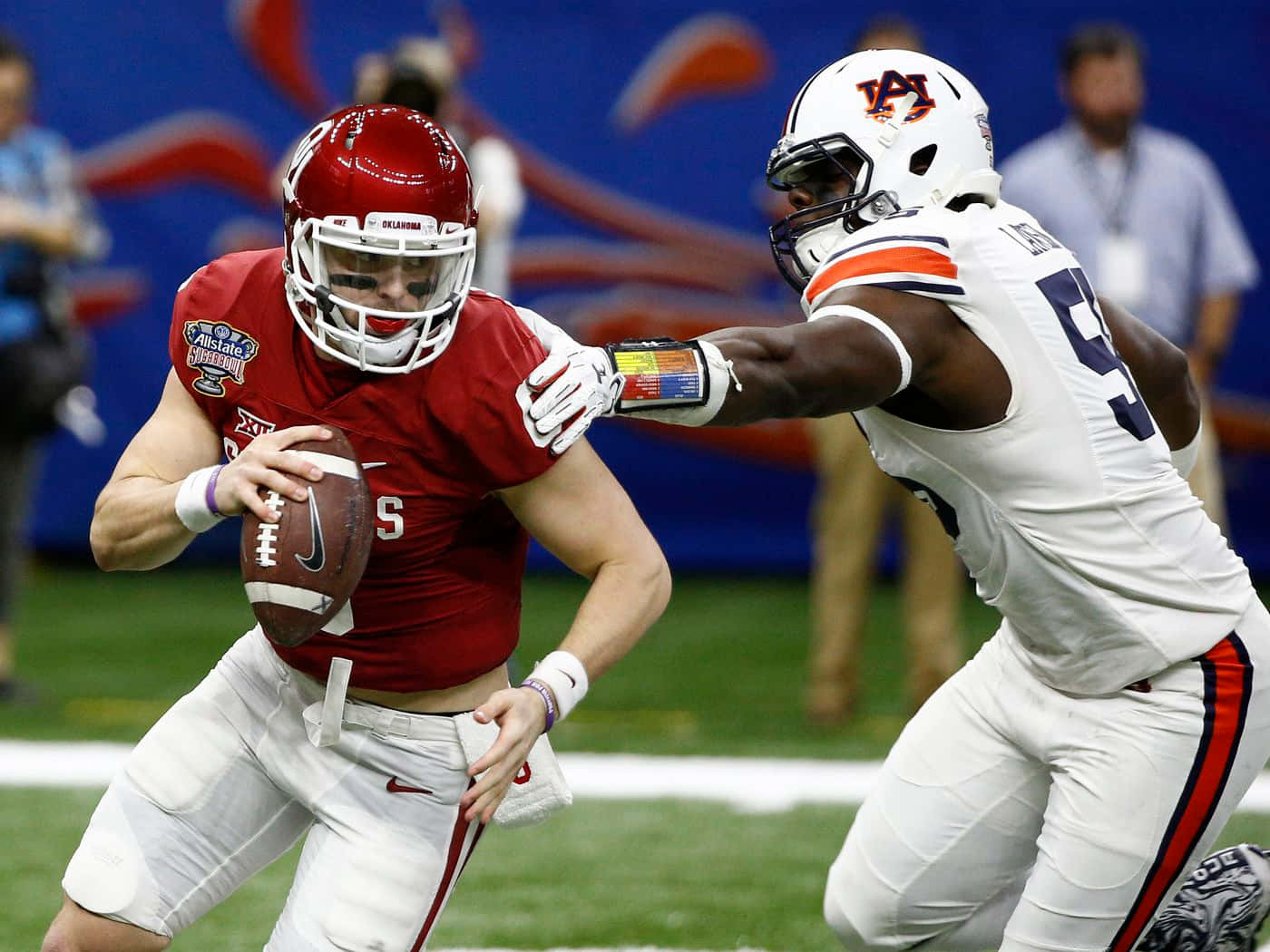 Carl Lawson In Action Against Temple Qb Background
