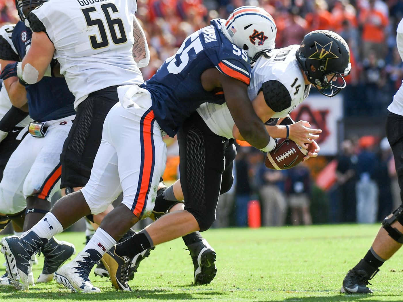 Carl Lawson Tackles Rival