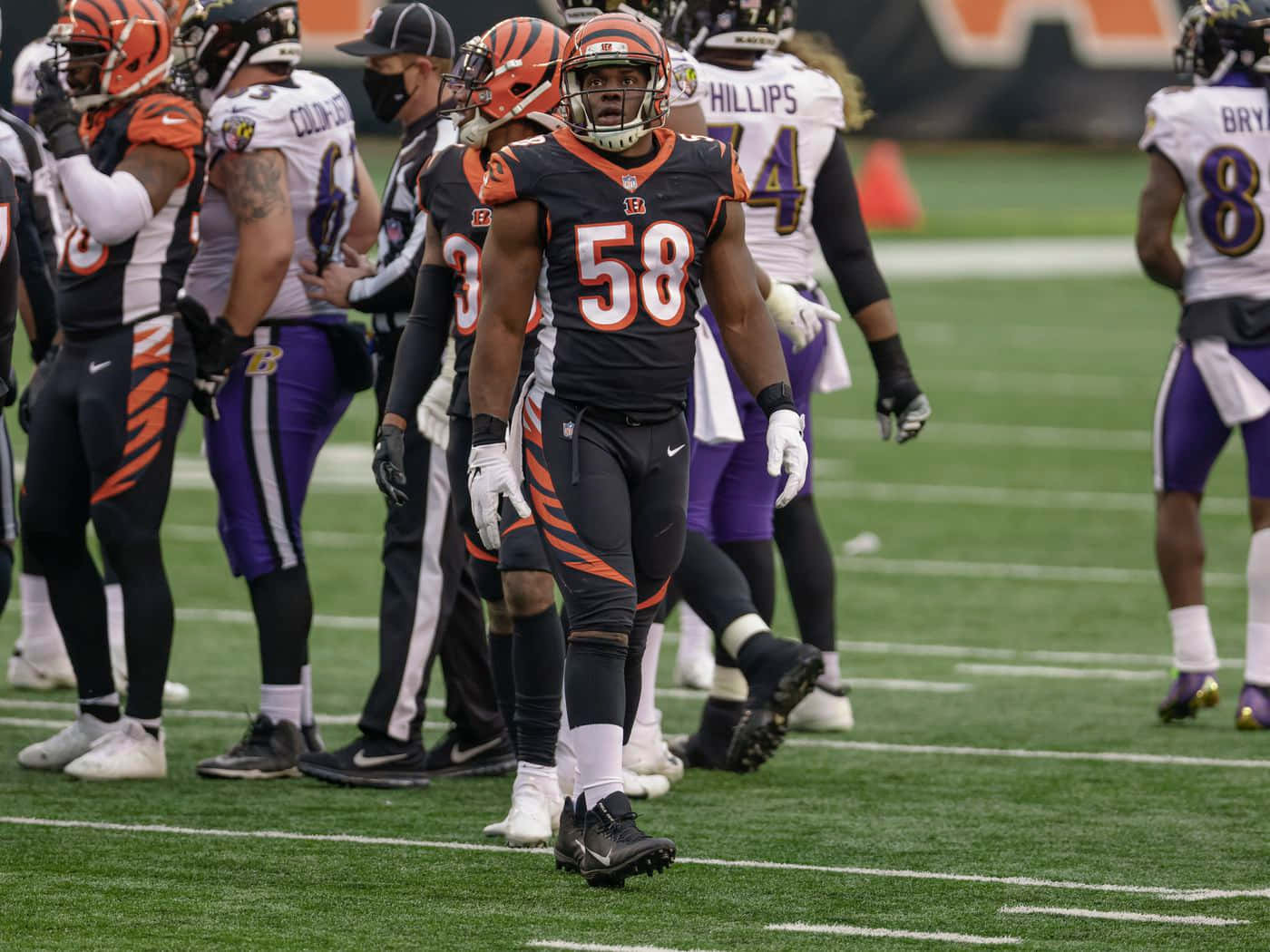 Carl Lawson With Teammates