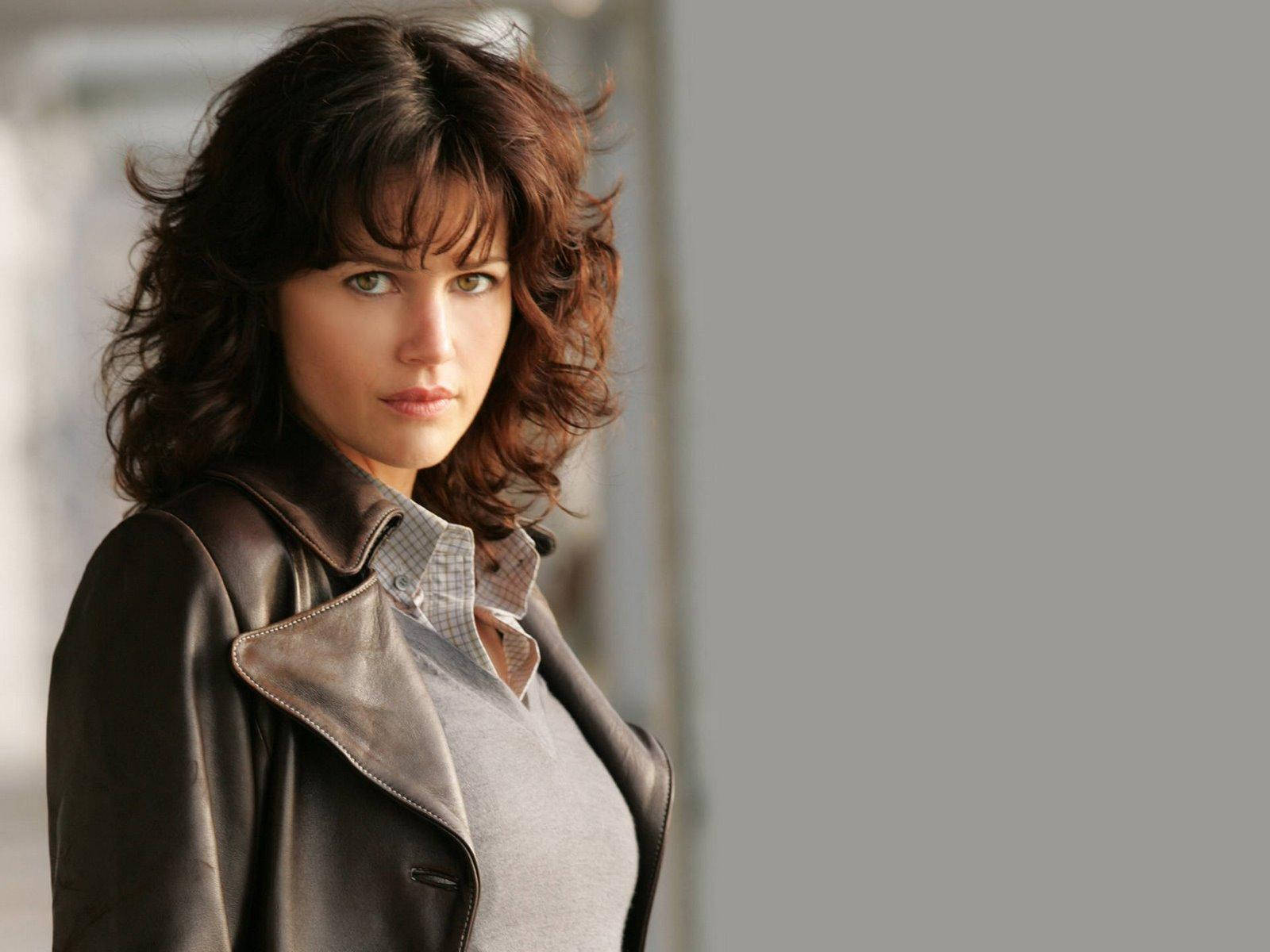 Carla Gugino Sporting Attractive Features Background