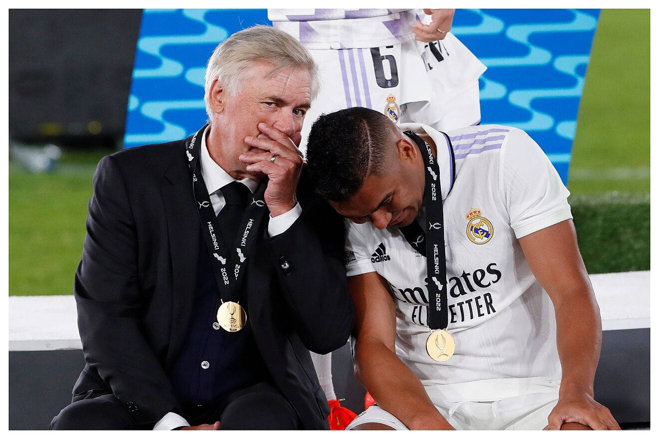 Carlos Casimiro Leaning On Ancelotti Background