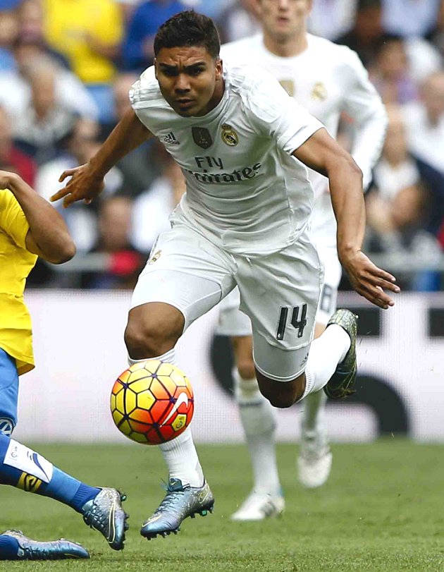 Carlos Casimiro Yellow Red Ball Background