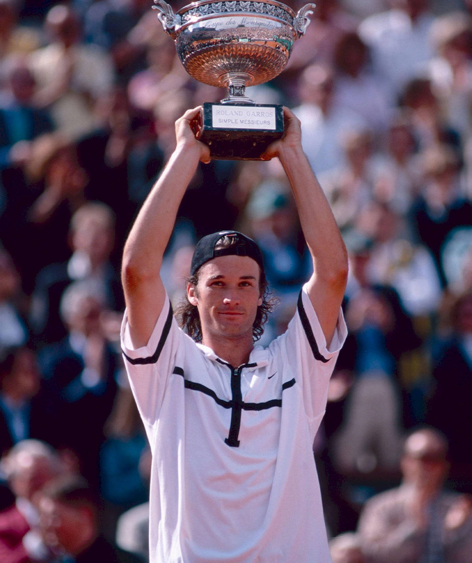 Carlos Moya Presenting Trophy Background