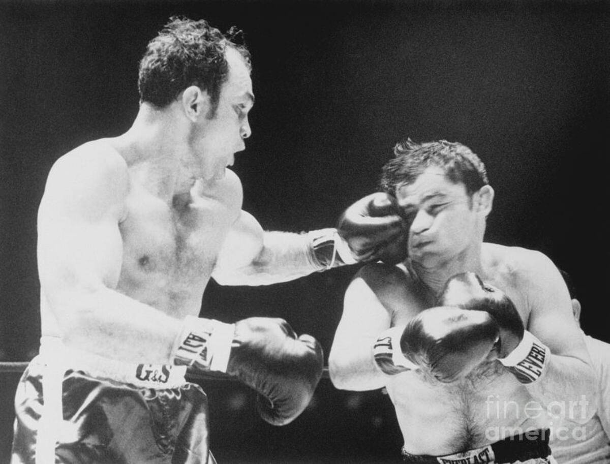 Carlos Ortiz Punching Edmundo Bettmann Background