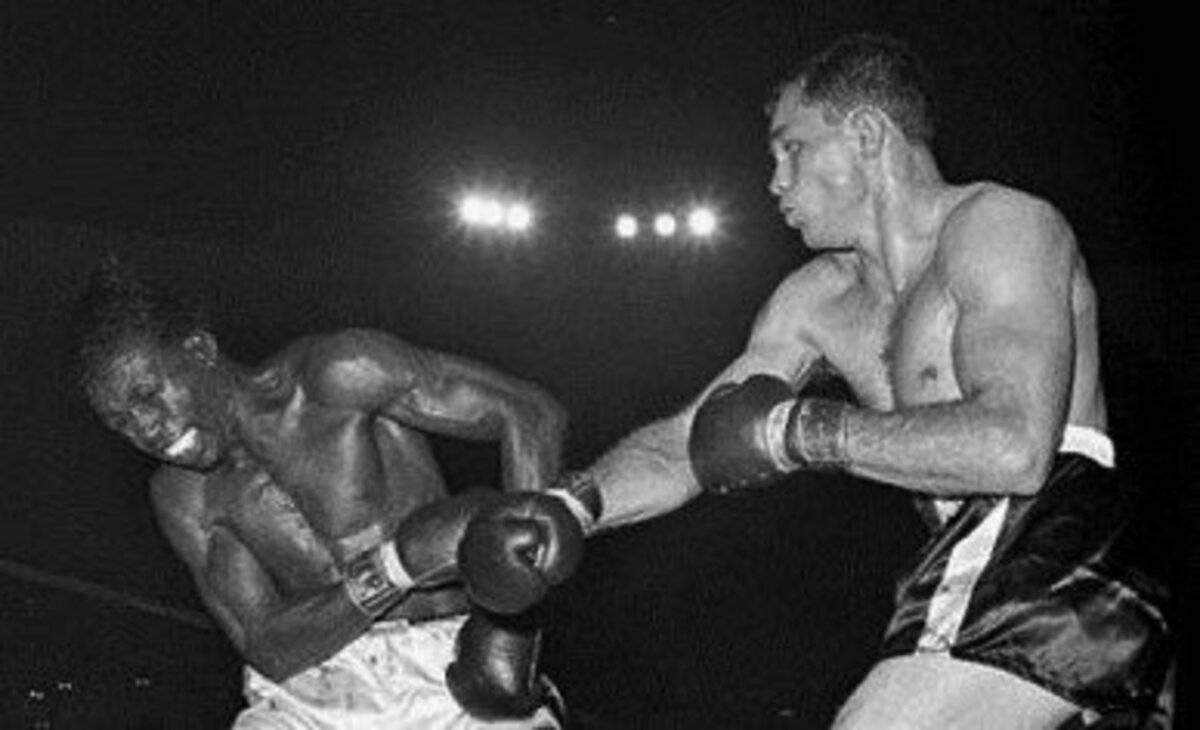 Carlos Ortiz Punching Opponent